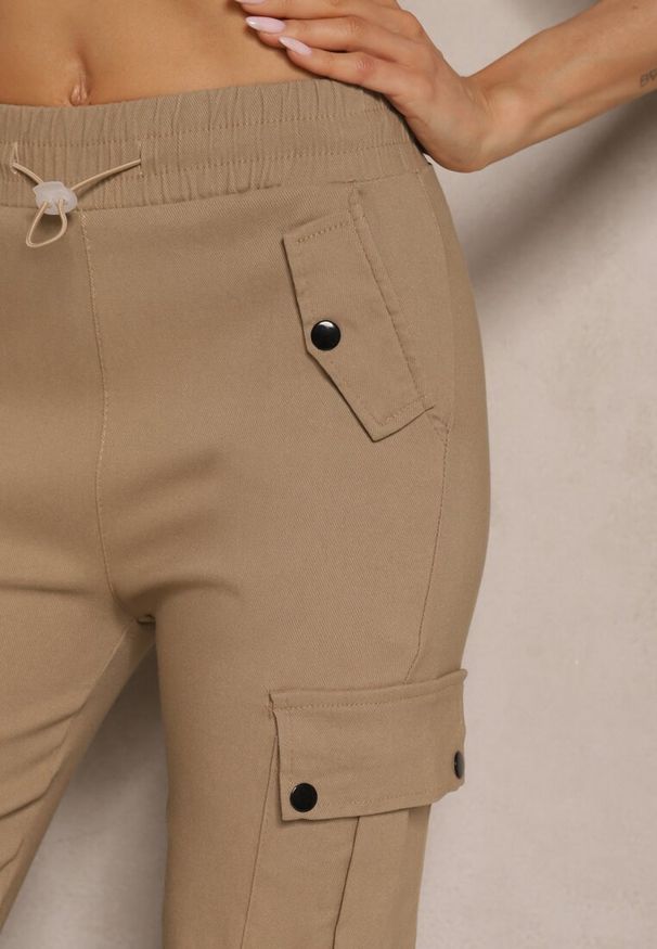 Renee - Ciemnobeżowe Spodnie Cargo z Bawełną High Waist Evianirae. Okazja: na co dzień. Stan: podwyższony. Kolor: beżowy. Materiał: bawełna. Styl: casual