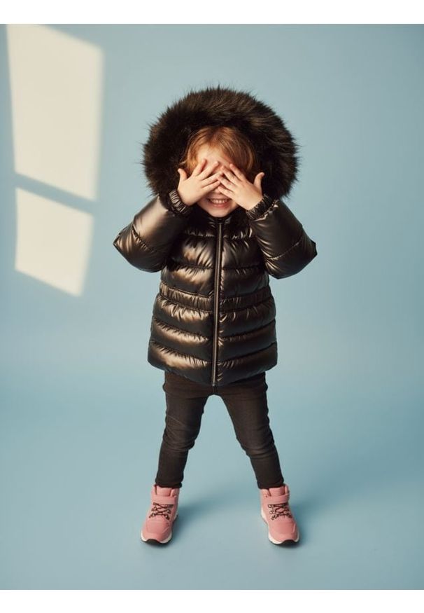 Sinsay - Pikowana kurtka puffer z kapturem - czarny. Typ kołnierza: kaptur. Kolor: czarny