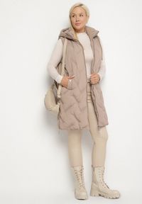 Born2be - Jasnobeżowa Pikowana Kamizelka z Kapturem i Kieszeniami Esarivie. Okazja: na spacer. Typ kołnierza: kaptur. Kolekcja: plus size. Kolor: beżowy. Materiał: jeans #3