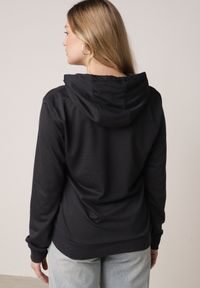 Born2be - Granatowa Bluza Zakładana przez Głowę z Kapturem i Kieszenią Typu Kangur Roveria. Okazja: na co dzień. Typ kołnierza: kaptur. Kolor: niebieski. Materiał: jeans. Styl: casual, klasyczny #2