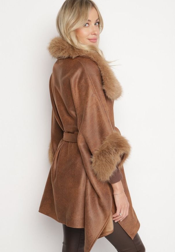 Born2be - Brązowy Płaszcz z Wiązaniem w Pasie i Futerkiem Ozdobiony Wycięciami po Bookach Sartellia. Kolor: brązowy. Materiał: futro. Długość rękawa: długi rękaw. Długość: długie. Wzór: aplikacja. Styl: elegancki, klasyczny, wizytowy