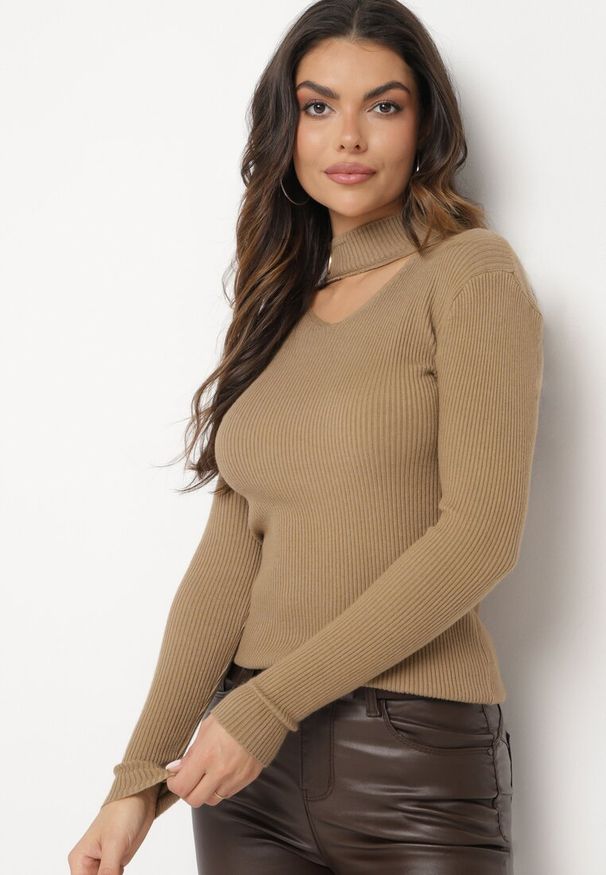 Born2be - Jasnobeżowy Sweter z Golfem z Ozdobnym Wycięciem Essine. Typ kołnierza: golf. Kolor: beżowy. Materiał: materiał. Sezon: zima