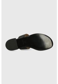 Emporio Armani japonki skórzane damskie kolor czarny na płaskim obcasie X3Q078 XF636 00002. Kolor: czarny. Materiał: skóra. Wzór: gładki. Obcas: na obcasie. Wysokość obcasa: niski #4