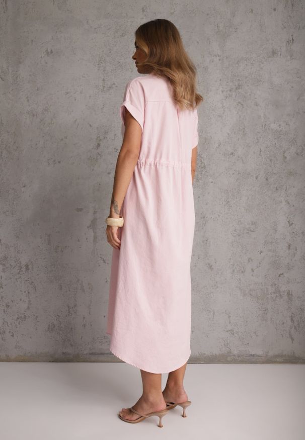 Renee - Różowa Koszulowa Sukienka z Wiskozą i Bawełną Ściągana w Talii Corralure. Kolor: różowy. Materiał: wiskoza, bawełna. Sezon: wiosna, lato. Typ sukienki: koszulowe. Styl: klasyczny, elegancki