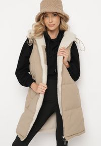 Born2be - Ciemnobeżowa Pikowana Kamizelka Dwustronna z Futerkiem Typu Baranek i Kapturem Lertiala. Okazja: na co dzień. Kolor: beżowy. Materiał: futro. Wzór: aplikacja. Styl: casual, elegancki, klasyczny #2