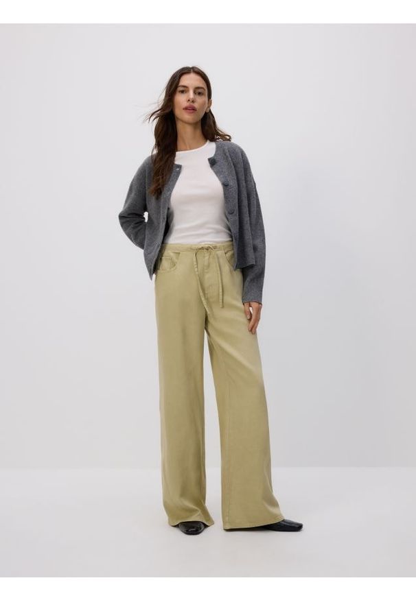 Reserved - Jeansy wide leg z lyocellu - zielony. Kolor: zielony