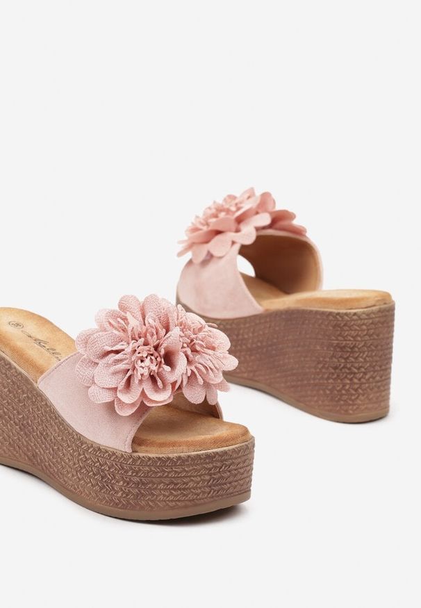 Born2be - Różowe Wsuwane Klapki na Koturnie Nestalou. Kolor: różowy. Materiał: jeans. Sezon: lato. Obcas: na koturnie. Styl: elegancki. Wysokość obcasa: średni