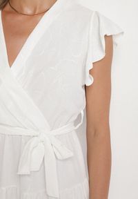 Born2be - Biała Kopertowa Sukienka Ozdobiona Falbanami i Paskiem Liliessa. Okazja: na co dzień. Typ kołnierza: dekolt w kształcie V. Kolor: biały. Wzór: aplikacja. Typ sukienki: kopertowe. Styl: klasyczny, casual, elegancki #4