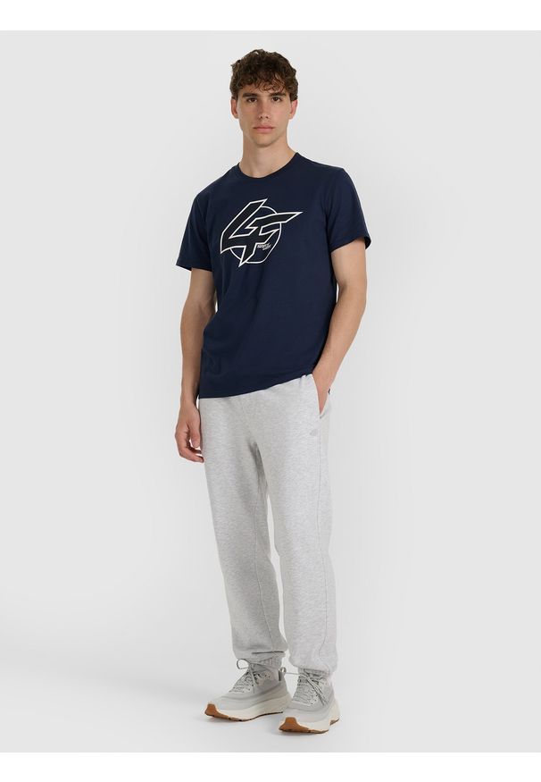 4f - 4F T-shirt regular z nadrukiem męski - granatowy S. Kolor: niebieski. Materiał: skóra, bawełna, włókno, materiał. Wzór: nadruk. Styl: klasyczny