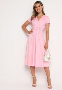 Born2be - Różowa Taliowana Sukienka z Dekoltem na Zakładkę Quimadea. Okazja: na spotkanie biznesowe. Kolor: różowy. Materiał: materiał. Wzór: aplikacja. Styl: elegancki, biznesowy #3