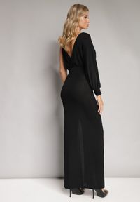 Born2be - Czarna Błyszcząca Asymetryczna Sukienka Maxi z Rozcięciem i Kopertowym Dekoltem Aknasa. Kolor: czarny. Materiał: materiał. Typ sukienki: asymetryczne, kopertowe. Długość: maxi #5