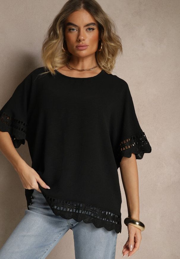 Renee - Czarna Bluzka Ozdobiona Ażurowymi Rękawami Vorana. Okazja: na co dzień. Kolor: czarny. Materiał: jeans. Wzór: ażurowy, aplikacja. Styl: klasyczny, casual, elegancki