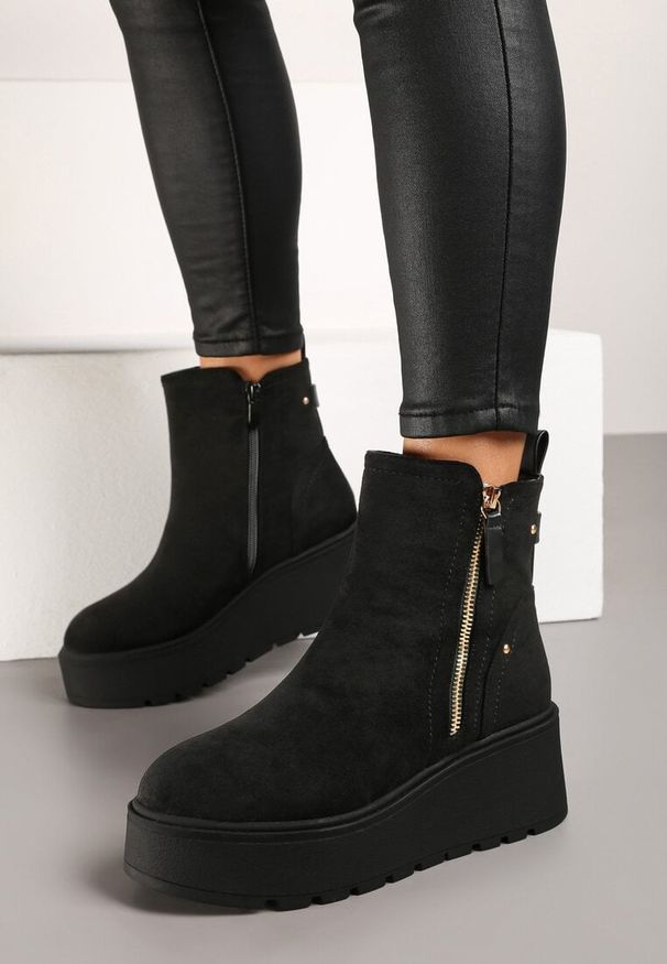 Born2be - Czarne Botki na Koturnie Ozdobione Suwakiem Lannetalia. Okazja: na spotkanie biznesowe, na randkę. Nosek buta: okrągły. Kolor: czarny. Wzór: aplikacja. Obcas: na koturnie. Styl: klasyczny, biznesowy. Wysokość obcasa: średni