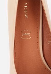 Renee - Beżowe Czółenka Vices Basic na Słupkowym Obcasie ze Skórzaną Wkładką Esande. Okazja: na ślub cywilny, na wesele, na imprezę. Kolor: beżowy. Materiał: skóra. Obcas: na obcasie. Styl: klasyczny, wizytowy. Wysokość obcasa: średni #7