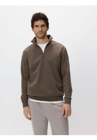 Reserved - Gładka bluza ze stójką - brązowy. Typ kołnierza: kołnierzyk stójkowy. Kolor: brązowy. Materiał: bawełna, dzianina. Wzór: gładki #1