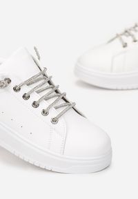 Born2be - Biało-Srebrne Sznurowane Sneakersy na Płaskiej Podeszwie z Cyrkoniami Myleigh. Okazja: na co dzień. Zapięcie: sznurówki. Kolor: biały. Wzór: aplikacja. Obcas: na płaskiej podeszwie #5