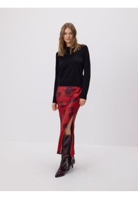 Reserved - Spódnica w kwiatowy wzór - czerwony. Kolor: czerwony. Materiał: wiskoza. Wzór: kwiaty #1