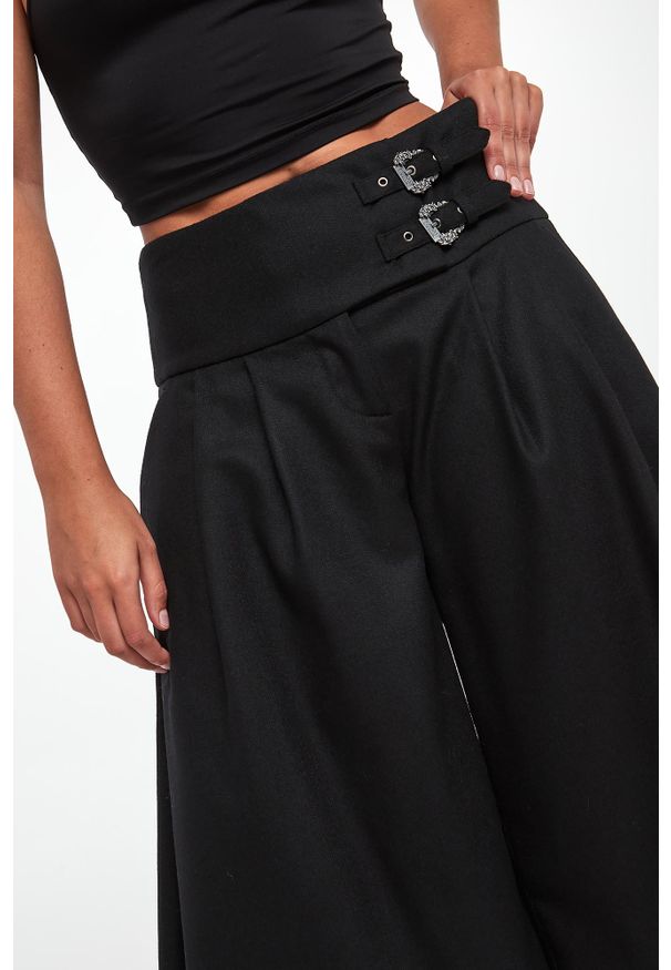 Versace Jeans Couture - Bermudy damskie wełniane VERSACE JEANS COUTURE. Materiał: wełna