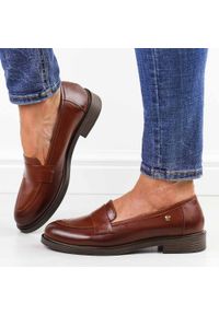 DEONI - Brązowe skórzane Polskie mokasyny damskie Deoni D610. Okazja: na co dzień, na spacer. Nosek buta: okrągły. Kolor: brązowy. Materiał: skóra. Sezon: wiosna, jesień. Styl: casual, klasyczny, elegancki #1