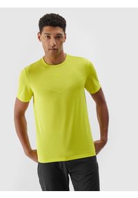 4f - Koszulka do biegania szybkoschnąca męska - zielona. Kolor: zielony. Materiał: włókno, syntetyk, materiał, dzianina. Długość: krótkie. Wzór: gładki, ze splotem. Sezon: lato. Sport: bieganie, fitness