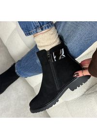 POTOCKI - Czarne zamszowe botki damskie na traperze Potocki 19314. Okazja: na co dzień. Nosek buta: okrągły. Kolor: czarny. Materiał: zamsz. Szerokość cholewki: normalna. Wzór: aplikacja. Sezon: zima, jesień. Styl: casual, klasyczny #1