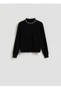 Reserved - Sweter z ozdobną aplikacją - czarny. Kolor: czarny. Materiał: wiskoza, dzianina. Wzór: aplikacja