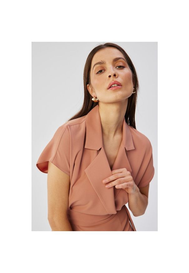 Stylove - Elegancka sukienka z kołnierzem różana. Okazja: na co dzień, na spotkanie biznesowe, na randkę. Kolor: różowy. Materiał: guma, tkanina, elastan. Wzór: kolorowy. Typ sukienki: kopertowe, proste, dopasowane. Styl: elegancki. Długość: midi