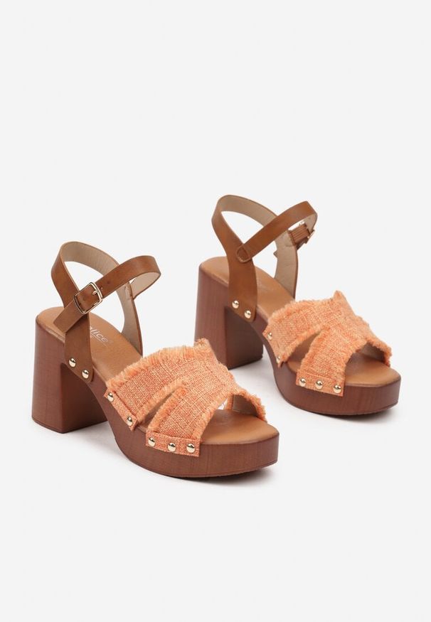 Born2be - Pomarańczowe Sandały na Słupku w Stylu Drewniaków z Nitami Reliris. Okazja: na co dzień. Kolor: pomarańczowy. Materiał: jeans. Wzór: aplikacja. Sezon: lato. Obcas: na słupku. Styl: elegancki, casual