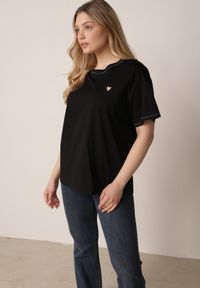 Born2be - Czarny Bawełniany T-shirt z Serduszkiem i Ozdobnymi Łańcuszkami Jynorin. Okazja: do pracy, na co dzień. Kolor: czarny. Materiał: bawełna. Wzór: aplikacja. Styl: elegancki, klasyczny, casual #8