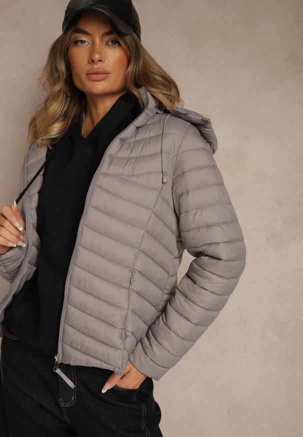 Renee - Szara Przejściowa Kurtka z Pikowanymi Przeszyciami i Kapturem Suritte. Okazja: na co dzień, na spacer. Kolor: szary. Materiał: jeans, dzianina. Styl: klasyczny, casual