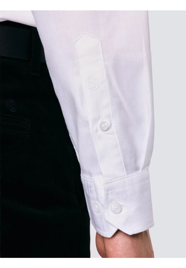 Big-Star - Koszula męska bawełniana biała Guberno 101. Okazja: na co dzień, na spotkanie biznesowe. Kolor: biały. Materiał: bawełna. Wzór: haft, ze splotem, jodełka. Styl: casual, biznesowy, elegancki