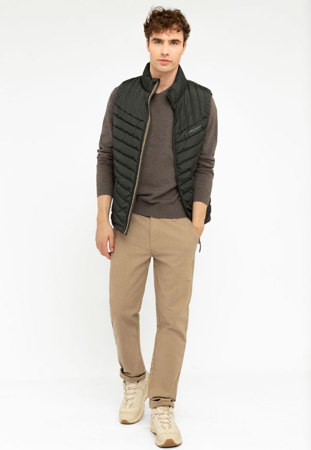 Volcano - Pikowany bezrękawnik V-ALY. Typ kołnierza: kołnierzyk stójkowy. Materiał: softshell, materiał, włókno, dzianina, syntetyk, polar. Długość rękawa: bez rękawów. Wzór: kolorowy. Styl: klasyczny