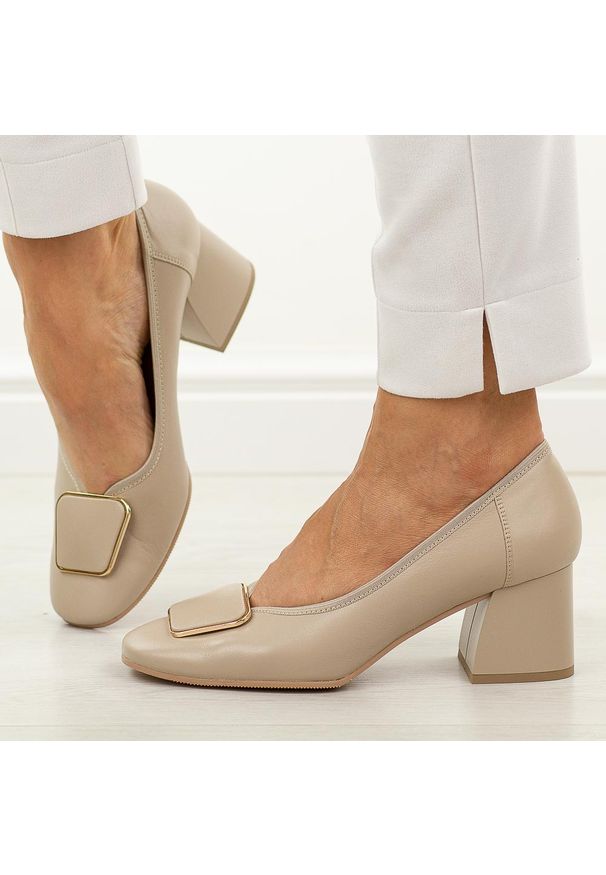 Beżowe skórzane Polskie czółenka damskie słupku Góral 2096. Okazja: na co dzień, na spotkanie biznesowe. Kolor: beżowy. Szerokość cholewki: normalna. Wzór: aplikacja. Materiał: skóra. Sezon: wiosna, jesień, lato. Obcas: na słupku. Styl: biznesowy, elegancki, casual, klasyczny, wizytowy. Wysokość obcasa: średni