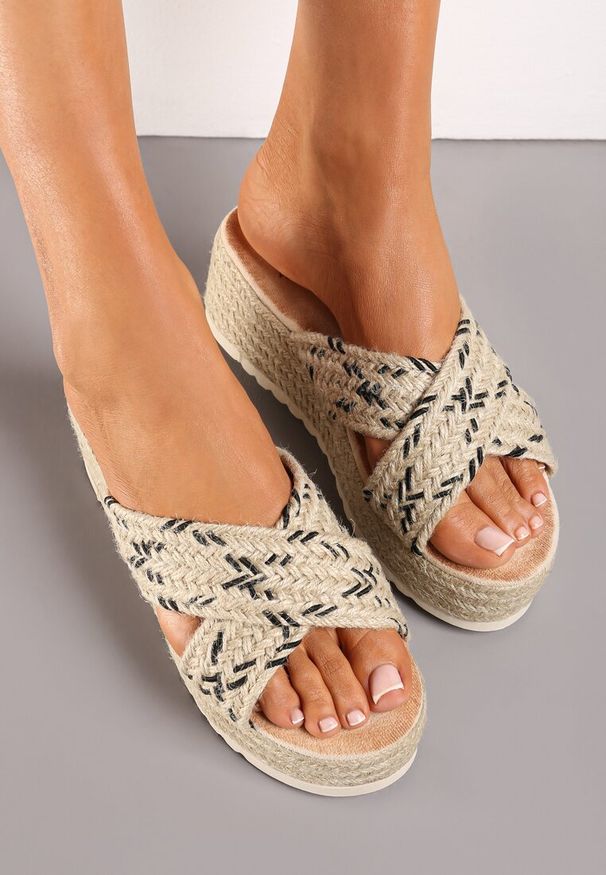 Born2be - Beżowo-Czarne Klapki na Koturnie i Platformie Ozdobione Plecionką z Juty Vitrima. Kolor: beżowy. Wzór: aplikacja. Sezon: lato. Obcas: na koturnie