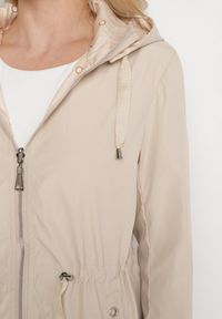 Born2be - Jasnobeżowa Kurtka Parka Dwustronna ze Ściągaczem w Talii i Kapturem Tillisaya. Okazja: na co dzień. Kolor: beżowy. Materiał: jeans. Sezon: jesień, wiosna. Styl: casual, elegancki #7