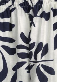 Born2be - Niebieska Wiskozowa Sukienka Hiszpanka w Kwiatowy Wzór Berinira. Okazja: na co dzień. Typ kołnierza: dekolt hiszpanka. Kolor: niebieski. Materiał: wiskoza. Wzór: kwiaty. Sezon: lato. Typ sukienki: z odkrytymi ramionami, proste. Styl: casual, elegancki #8