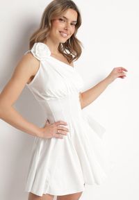 Born2be - Biała Satynowa Asymetryczna Sukienka Ozdobiona Kwiatem 3D Izaiva. Okazja: na imprezę. Kolor: biały. Materiał: satyna. Wzór: aplikacja, kwiaty. Sezon: lato. Typ sukienki: asymetryczne. Styl: klasyczny, elegancki #7