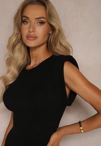 Renee - Czarna Prążkowana Sukienka o Dopasowanym Kroju z Rozcięciem Tomeria. Okazja: do pracy, na imprezę. Kolor: czarny. Materiał: prążkowany. Styl: elegancki