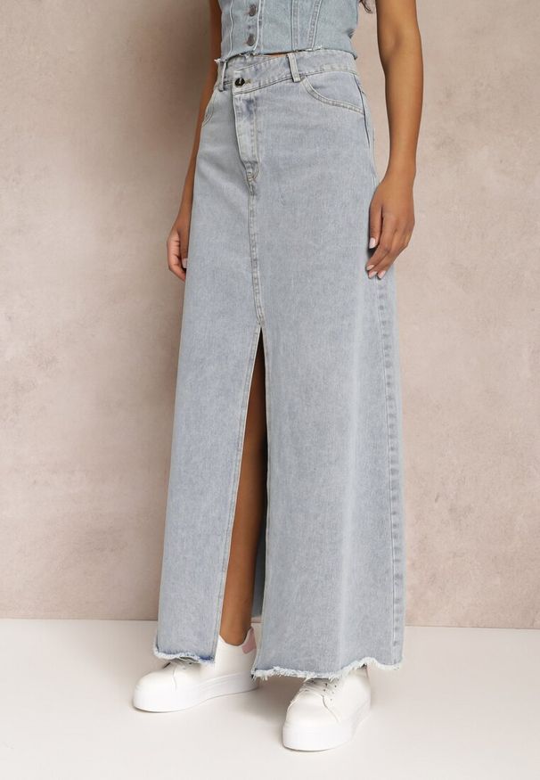 Renee - Jasnoniebieska Postrzępiona Spódnica Maxi z Jeansu z Rozcięciem Feedi. Stan: podwyższony. Kolor: niebieski. Materiał: jeans
