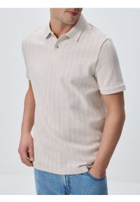 Reserved - Strukturalne polo regular fit - beżowy. Typ kołnierza: polo. Kolor: beżowy. Materiał: dzianina, bawełna #1