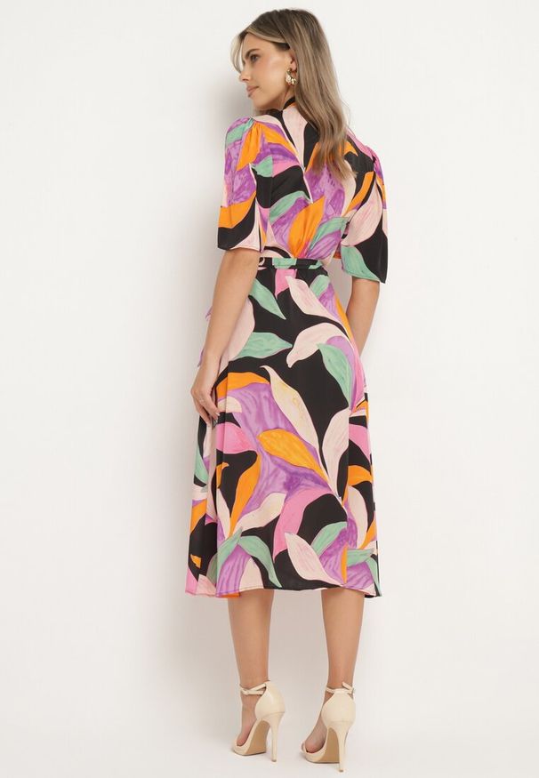 Born2be - Czarno-Fioletowa Sukienka z Kopertowym Dekoltem i Wiązaniem w Talii Quopia. Okazja: na co dzień. Kolor: czarny. Długość rękawa: krótki rękaw. Typ sukienki: kopertowe. Styl: casual