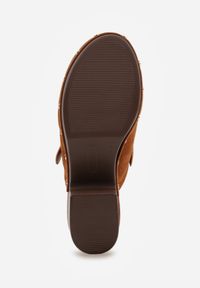 Born2be - Brązowe Klapki Chodaki na Słupku z Imitacji Drewna Zdobione Nitami i Sprzączką Salona. Okazja: na co dzień. Kolor: brązowy. Materiał: zamsz. Wzór: aplikacja. Sezon: lato. Obcas: na słupku. Styl: boho, wakacyjny, casual, klasyczny. Wysokość obcasa: średni #9