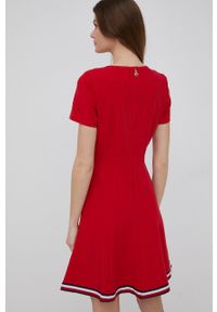 TOMMY HILFIGER - Tommy Hilfiger sukienka ANGELA kolor czerwony mini rozkloszowana. Kolor: czerwony. Długość rękawa: krótki rękaw. Typ sukienki: rozkloszowane. Długość: mini #2
