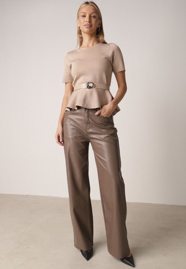 Born2be - Beżowa Bluzka Dzianinowa z Baskinką i Paskiem Lyvara. Okazja: na co dzień. Kolor: beżowy. Materiał: dzianina. Styl: casual, klasyczny