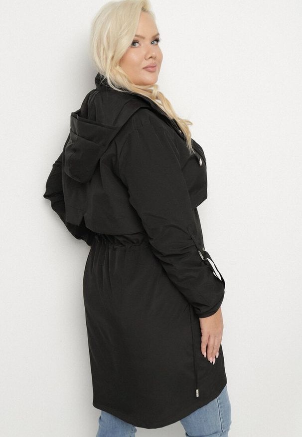 Born2be - Czarna Kurtka Parka Taliowana Ohlina. Kolekcja: plus size. Kolor: czarny. Styl: elegancki