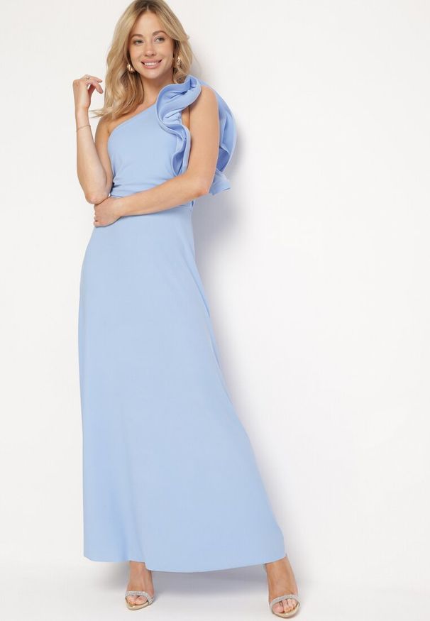 Born2be - Niebieska Asymetryczna Sukienka o Rozkloszowanym Fasonie z Ozdobnymi Falbankami przy Ramionach Virama. Okazja: na wesele, na ślub cywilny, na spacer. Typ kołnierza: kołnierz z falbankami. Kolor: niebieski. Materiał: skóra. Długość rękawa: krótki rękaw. Typ sukienki: asymetryczne. Styl: sportowy, elegancki