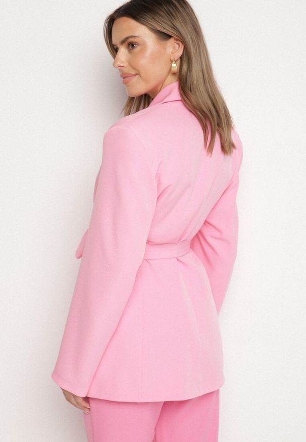 Born2be - Różowa Jednorzędowa Marynarka z Paskiem i Usztywnionymi Ramionami Diomella. Okazja: na co dzień. Kolor: różowy. Materiał: jeans. Styl: casual, elegancki