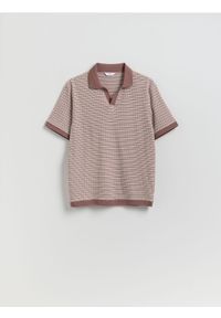 Reserved - Koszulka polo regular fit - brudny róż. Typ kołnierza: polo. Kolor: różowy. Materiał: bawełna, dzianina #1