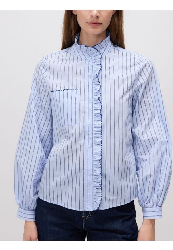 Reserved - Koszula z falbaną - jasnoniebieski. Kolor: niebieski. Materiał: bawełna, tkanina