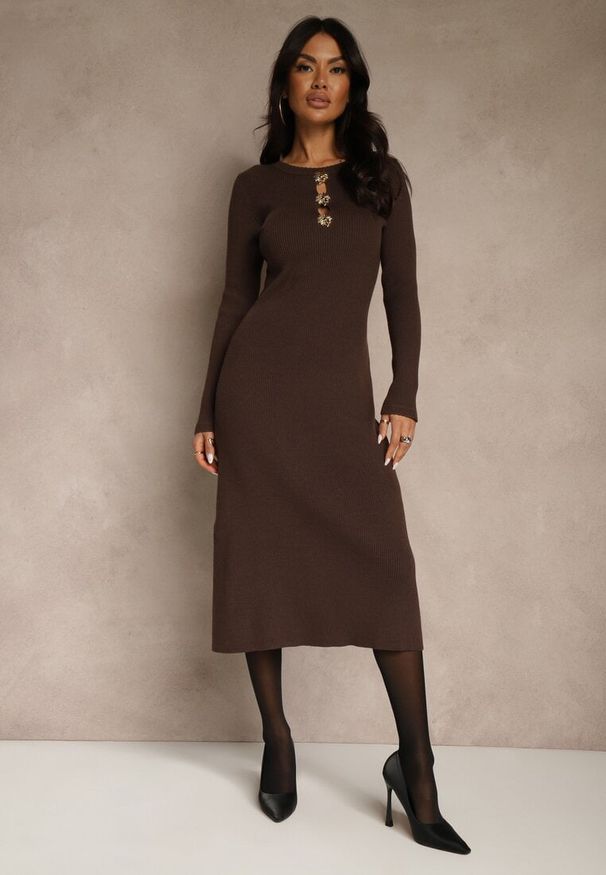 Renee - Brązowa Prążkowana Sukienka z Dzianiny z Wiskozą Zdobiona Aplikacjami Tusmeira. Okazja: na co dzień. Kolor: brązowy. Materiał: dzianina, prążkowany, wiskoza. Wzór: aplikacja. Typ sukienki: oversize. Styl: klasyczny, casual, elegancki